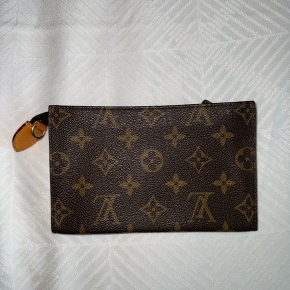 100% Authentic Louis Vuitton Monogram Toiletry Pouch. - Picture 1 of 8